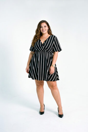 Bloom Candy Kleid in Schwarz mit cremeweißen Streifen.