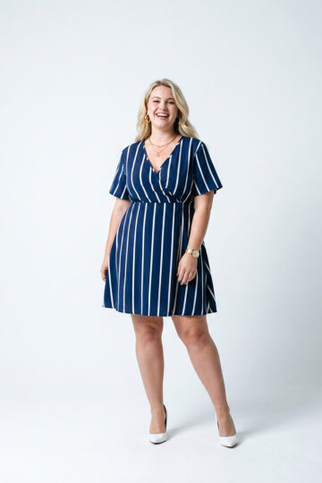 Bloom Candy Kleid in Navy mit cremeweißen Streifen.
