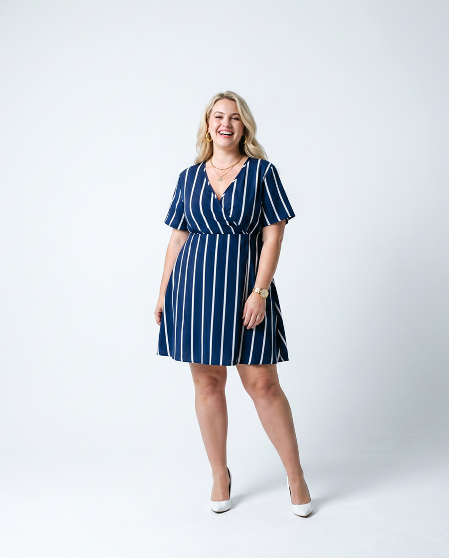 Bloom Candy Kleid in Navy mit cremeweißen Streifen.