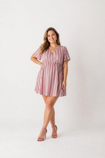 Bloom Candy Kleid in Rosa mit cremeweißen Streifen.