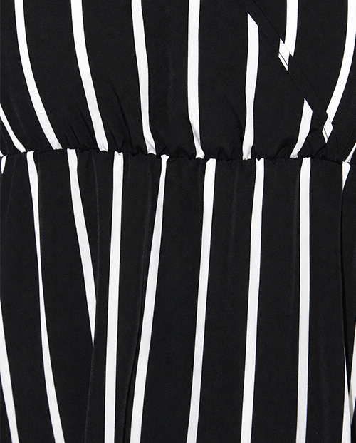 Details Bloom Candy Kleid in Schwarz mit cremeweißen Streifen.