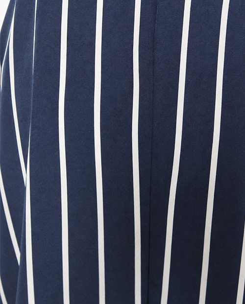 Details Bloom Candy Kleid in Navy mit cremeweißen Streifen.