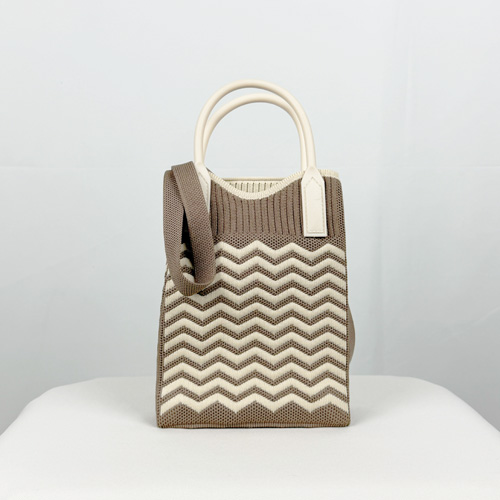WAVE Mini-Stricktasche mit Wellenmuster-Braun